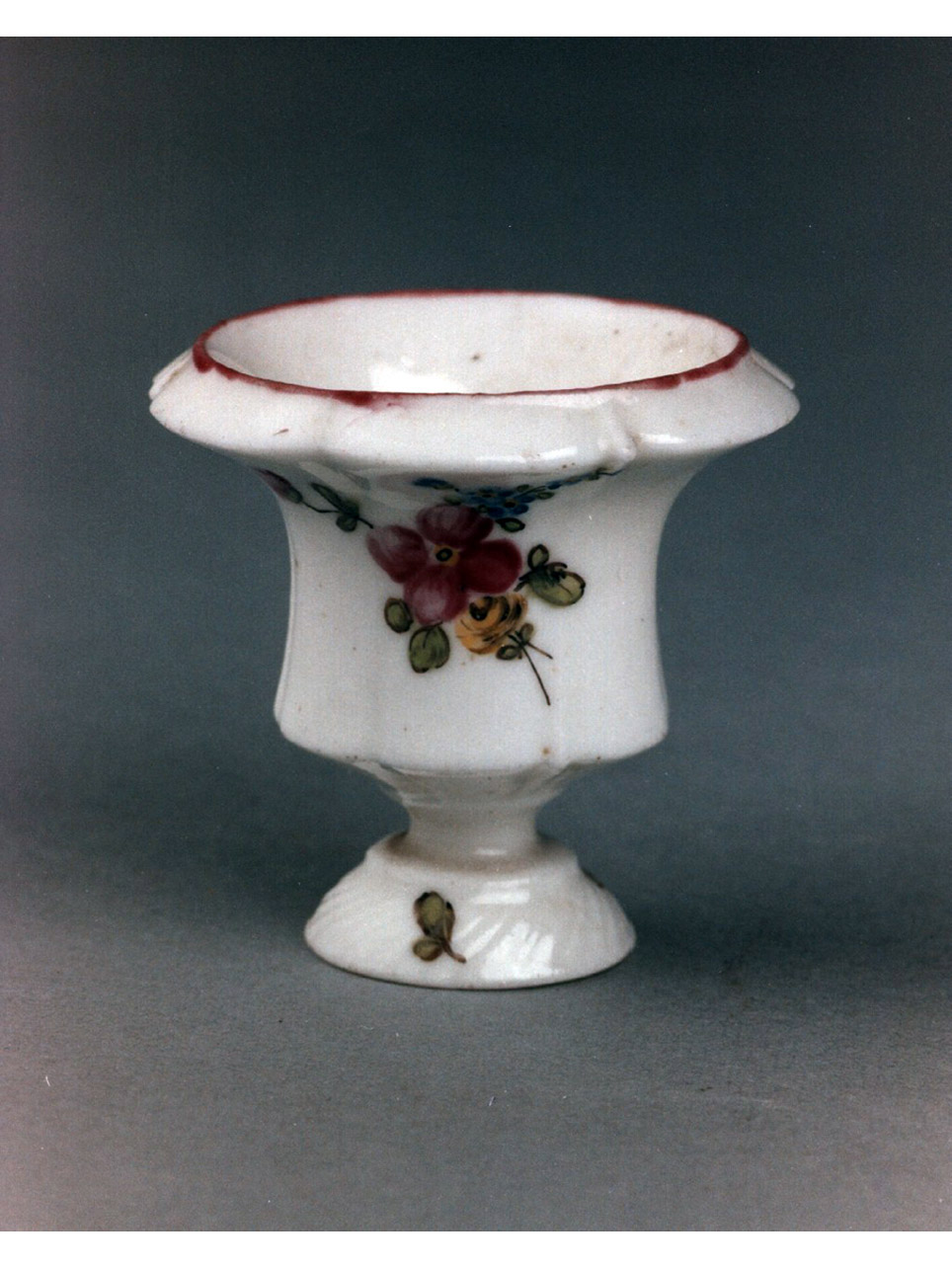 motivi decorativi floreali (vasetto) - manifattura di Mennecy (sec. XVIII)