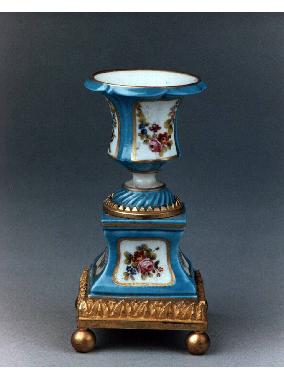 motivi decorativi floreali (candeliere) - manifattura di Mennecy (sec. XVIII)