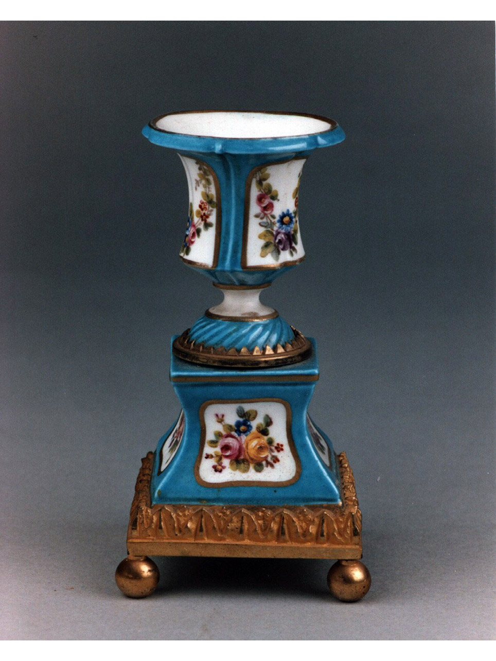 motivi decorativi floreali (candeliere) - manifattura di Mennecy (sec. XVIII)