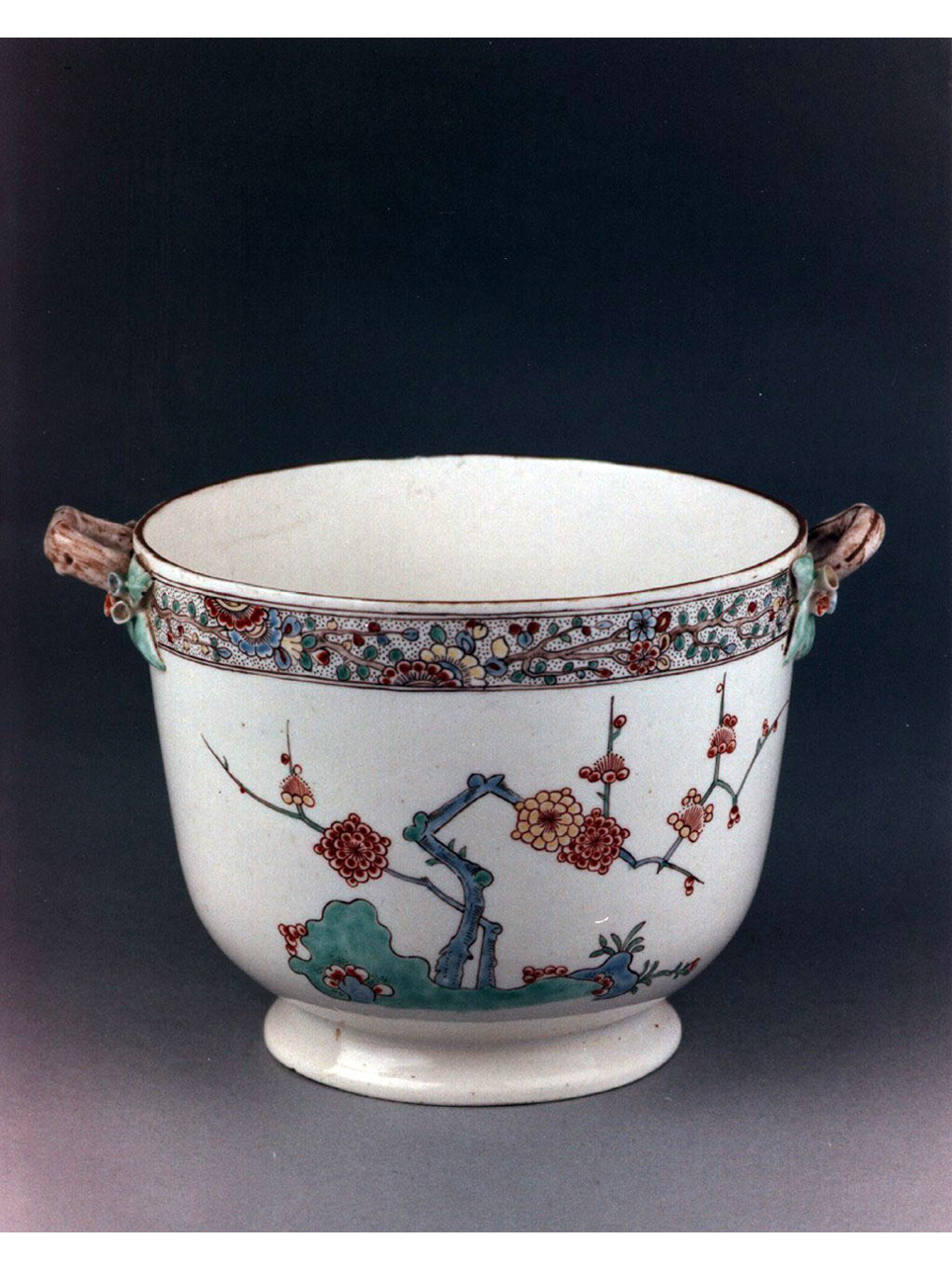 motivi decorativi floreali (cachepot) - produzione di Chantilly (sec. XVIII)