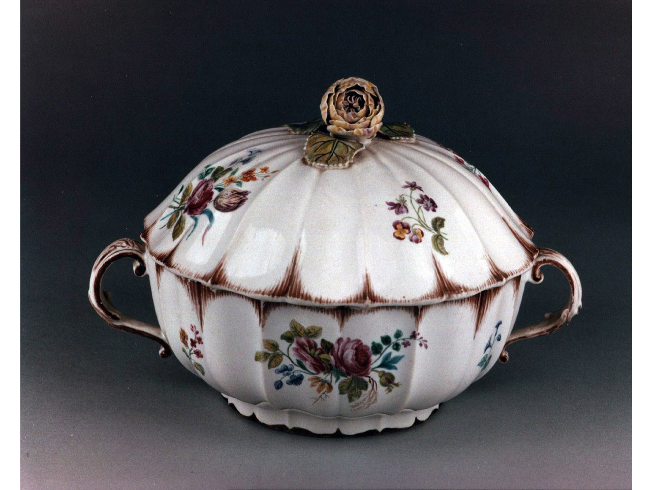 motivo decorativo floreale (tazza puerperale) - produzione di Chantilly (sec. XVIII)