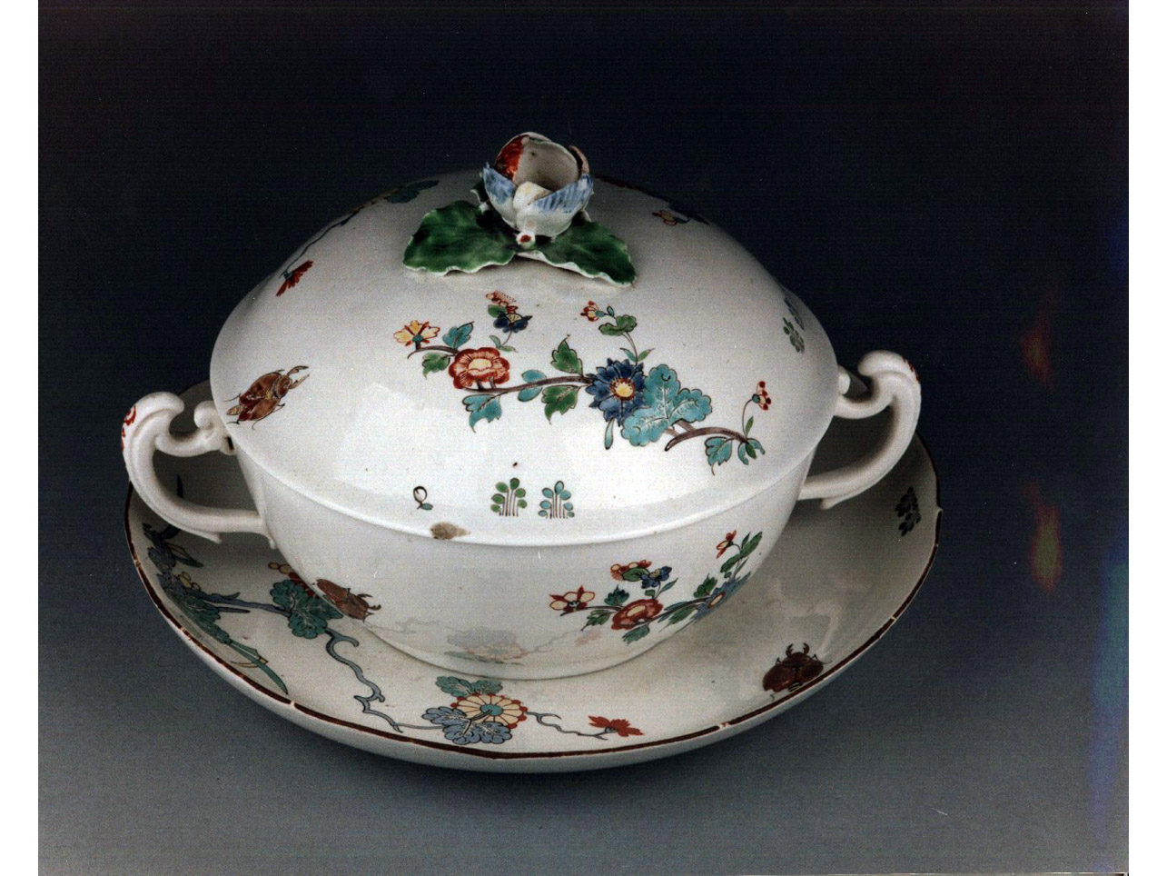 motivi decorativi floreali (tazza puerperale) - produzione di Chantilly (sec. XVIII)