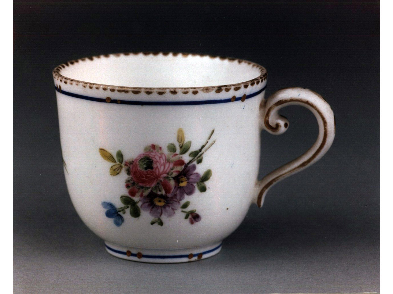 motivi decorativi floreali (tazza) - manifattura di Vincennes (sec. XVIII)