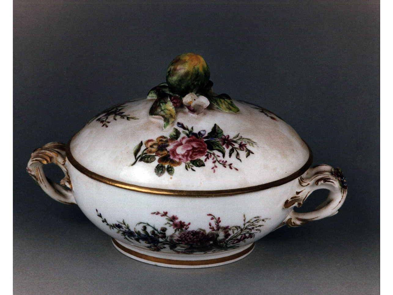 motivi decorativi floreali (tazza puerperale) - manifattura di Vincennes (sec. XVIII)
