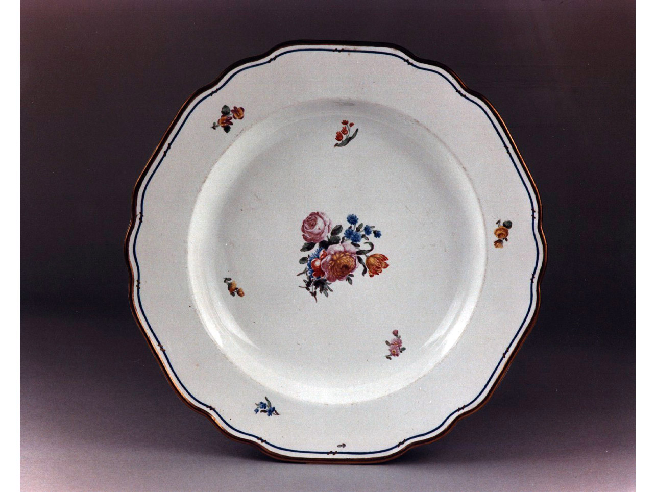 motivo decorativo floreale (piatto) - Real Fabbrica di Napoli (sec. XVIII)