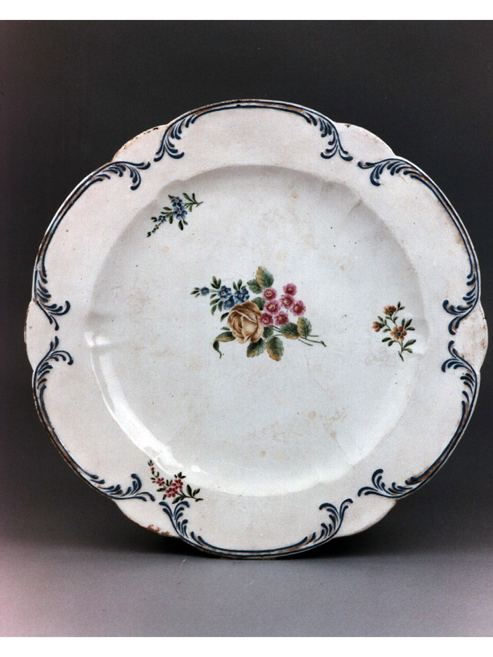 motivi decorativi floreali (piatto) - Real Fabbrica di Napoli (sec. XVIII)