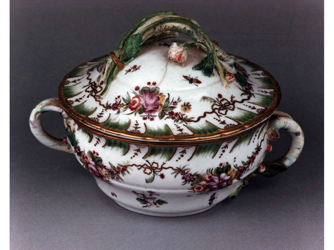 motivi decorativi vegetali (tazza puerperale) - manifattura veneziana (sec. XVIII)