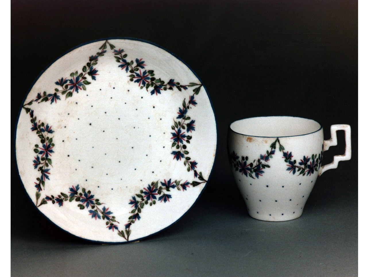 motivi decorativi floreali (tazza) - Real Fabbrica di Napoli (sec. XVIII)