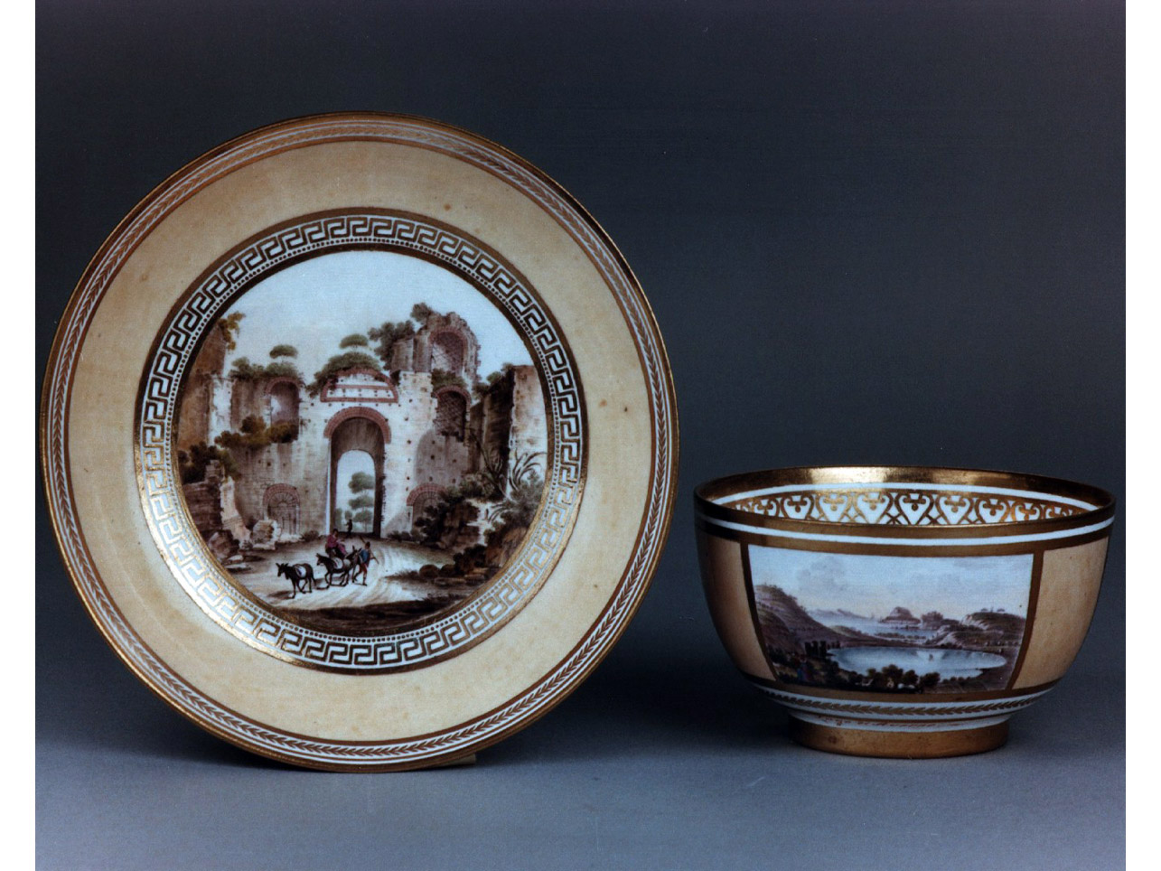 paesaggio con rovine (tazza) - Real Fabbrica di Napoli (secc. XVIII/ XIX)