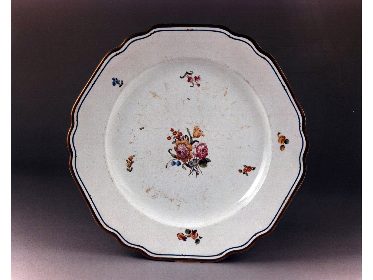motivo decorativo floreale (piatto) - Real Fabbrica di Napoli (sec. XVIII)