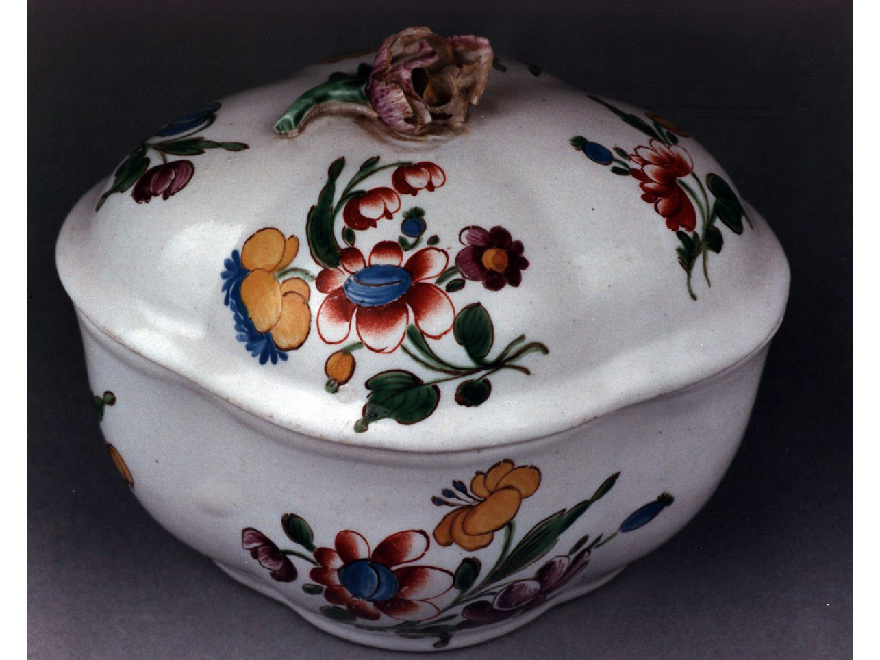 motivi decorativi floreali (zuccheriera) - manifattura di Doccia (sec. XVIII)