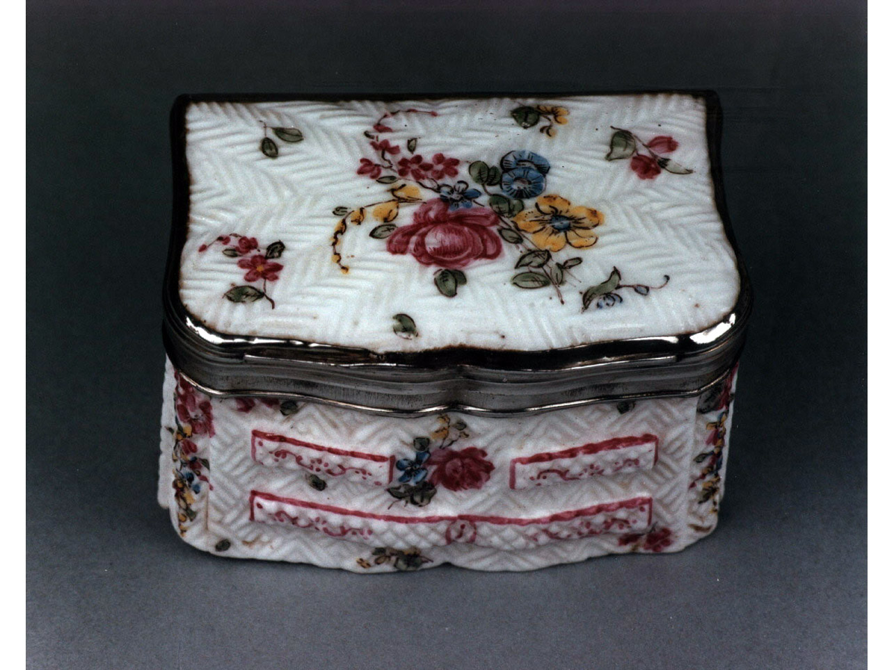 motivi decorativi floreali (tabacchiera) - manifattura francese (sec. XVIII)