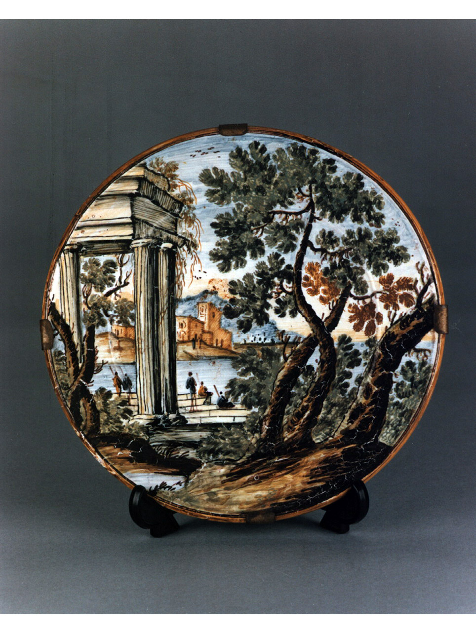 paesaggio con architetture (piatto) - manifattura abruzzese (secc. XVII/ XVIII)