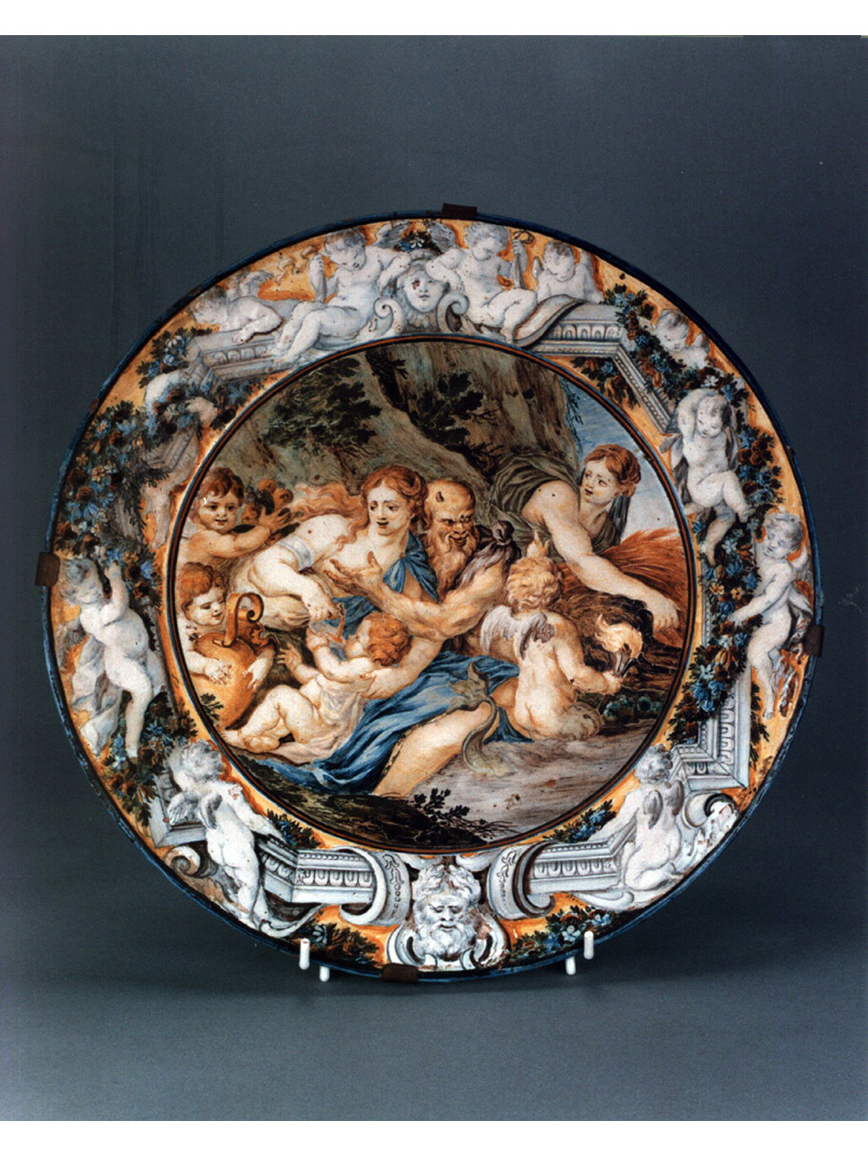 baccanale (piatto) di Grue Carlo Antonio (bottega) (secc. XVII/ XVIII)