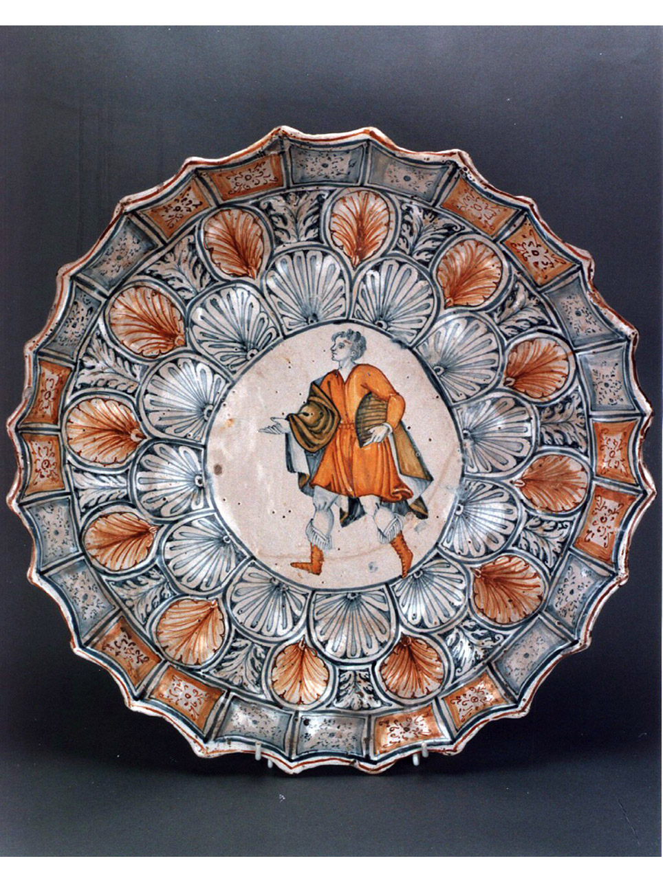 figura maschile (piatto da parata) - manifattura abruzzese (fine/inizio secc. XVI/ XVII)