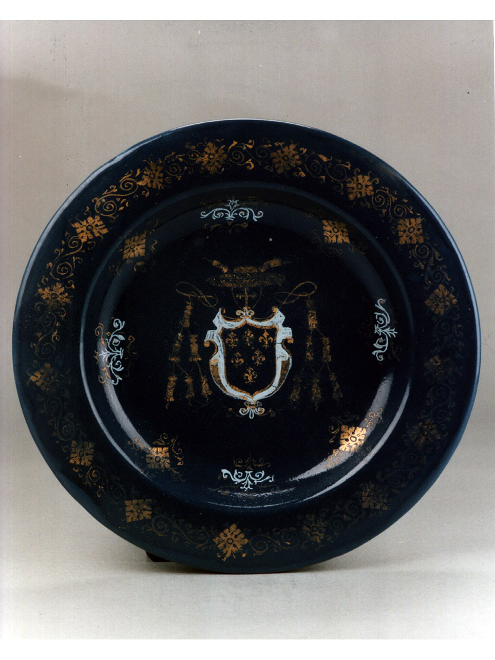 stemma gentilizio (piatto) - manifattura abruzzese (sec. XVI)