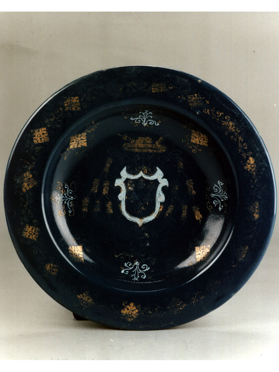 stemma gentilizio (piatto) - manifattura abruzzese (sec. XVI)