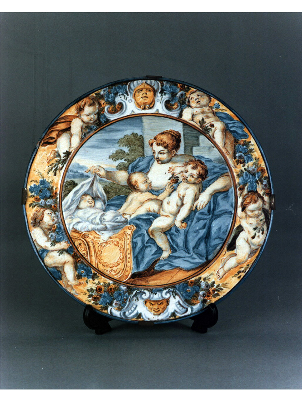 figura femminile (piatto) - manifattura abruzzese (secc. XVII/ XVIII)