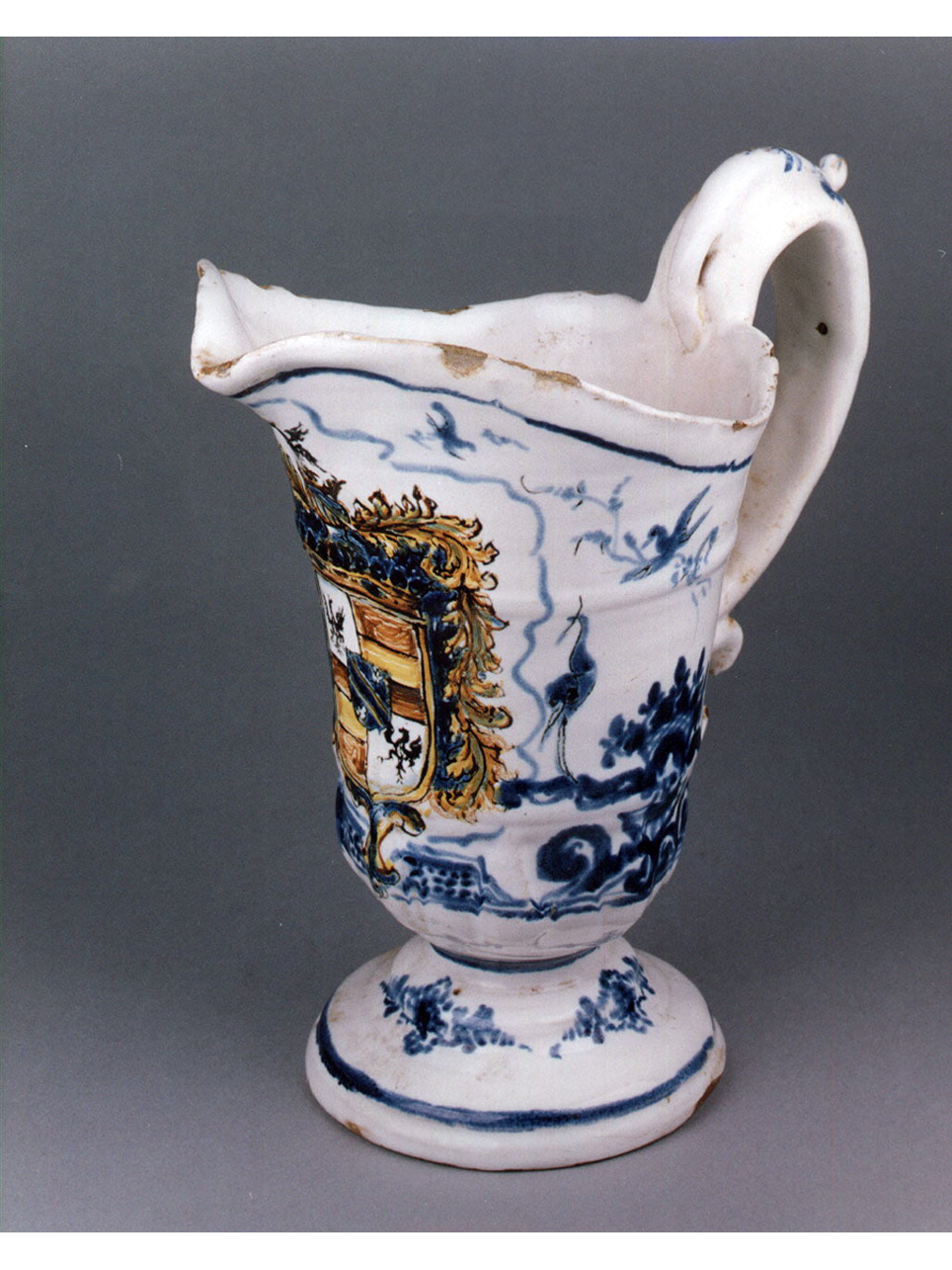 stemma (brocca) - manifattura di Savona (primo quarto sec. XVIII)