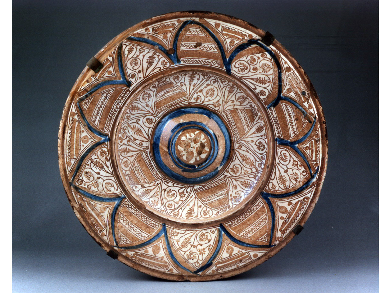 motivi decorativi floreali (piatto) - manifattura spagnola (metà sec. XVI)