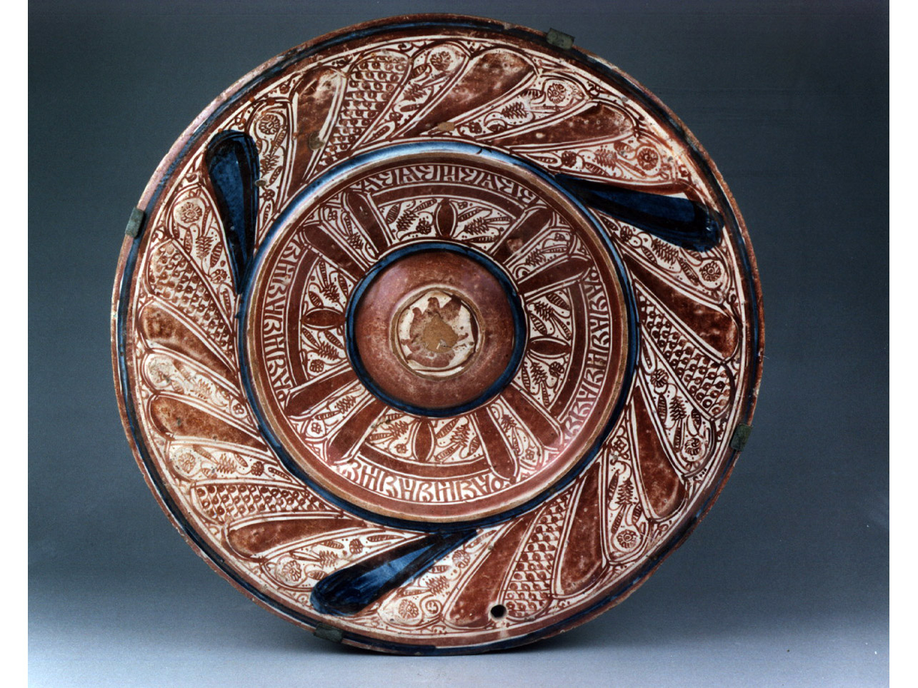 motivi decorativi floreali (piatto) - manifattura di Valenza (metà sec. XVI)