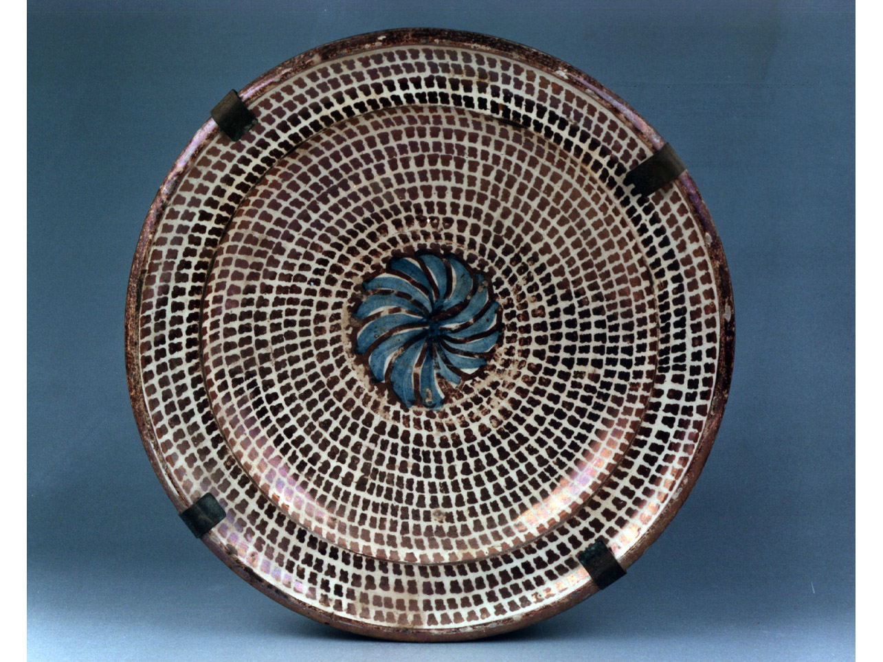 motivi decorativi (piatto) - manifattura spagnola (secc. XVI/ XVII)