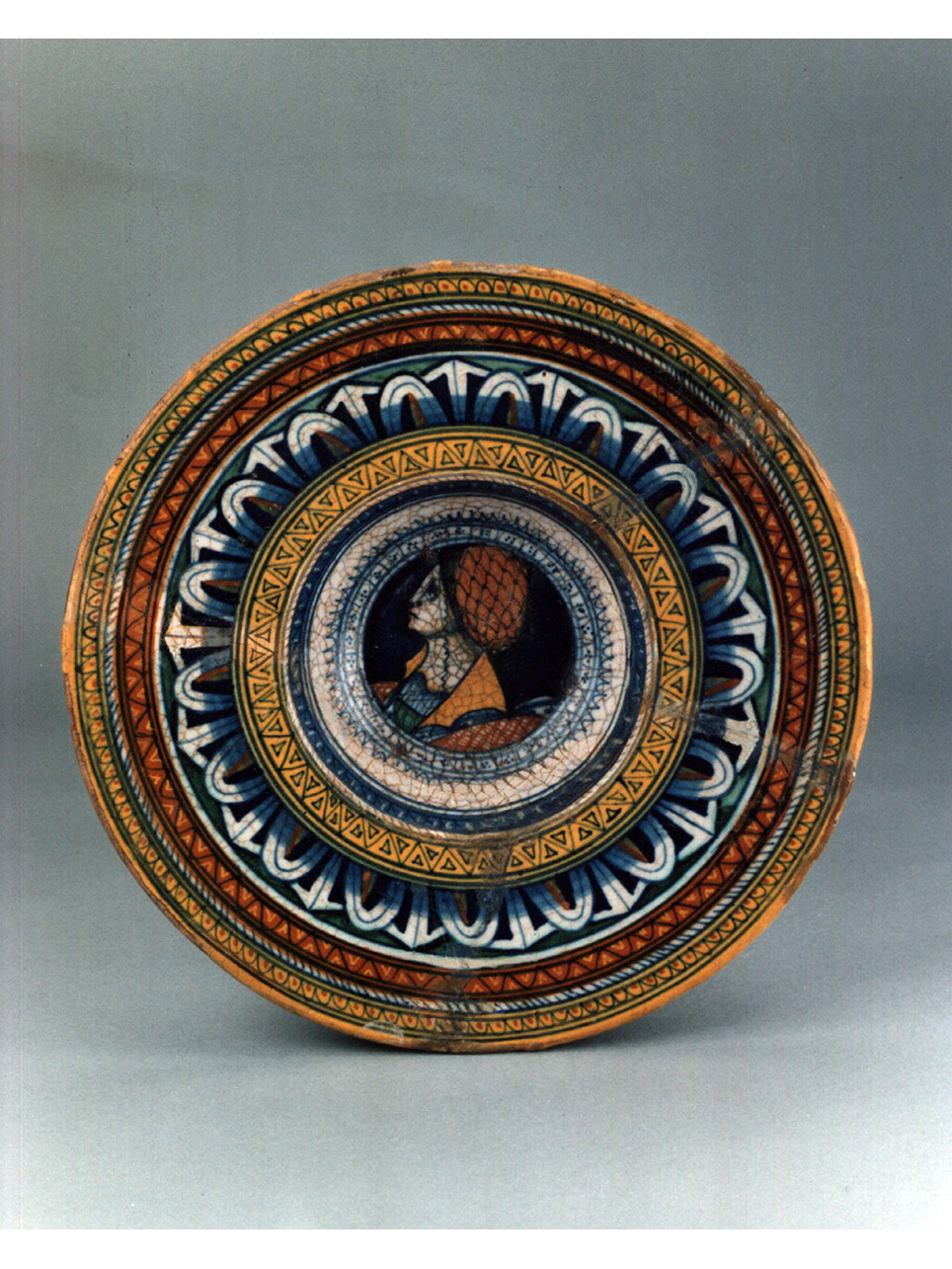 figura femminile (piatto) - manifattura di Faenza (sec. XVI)