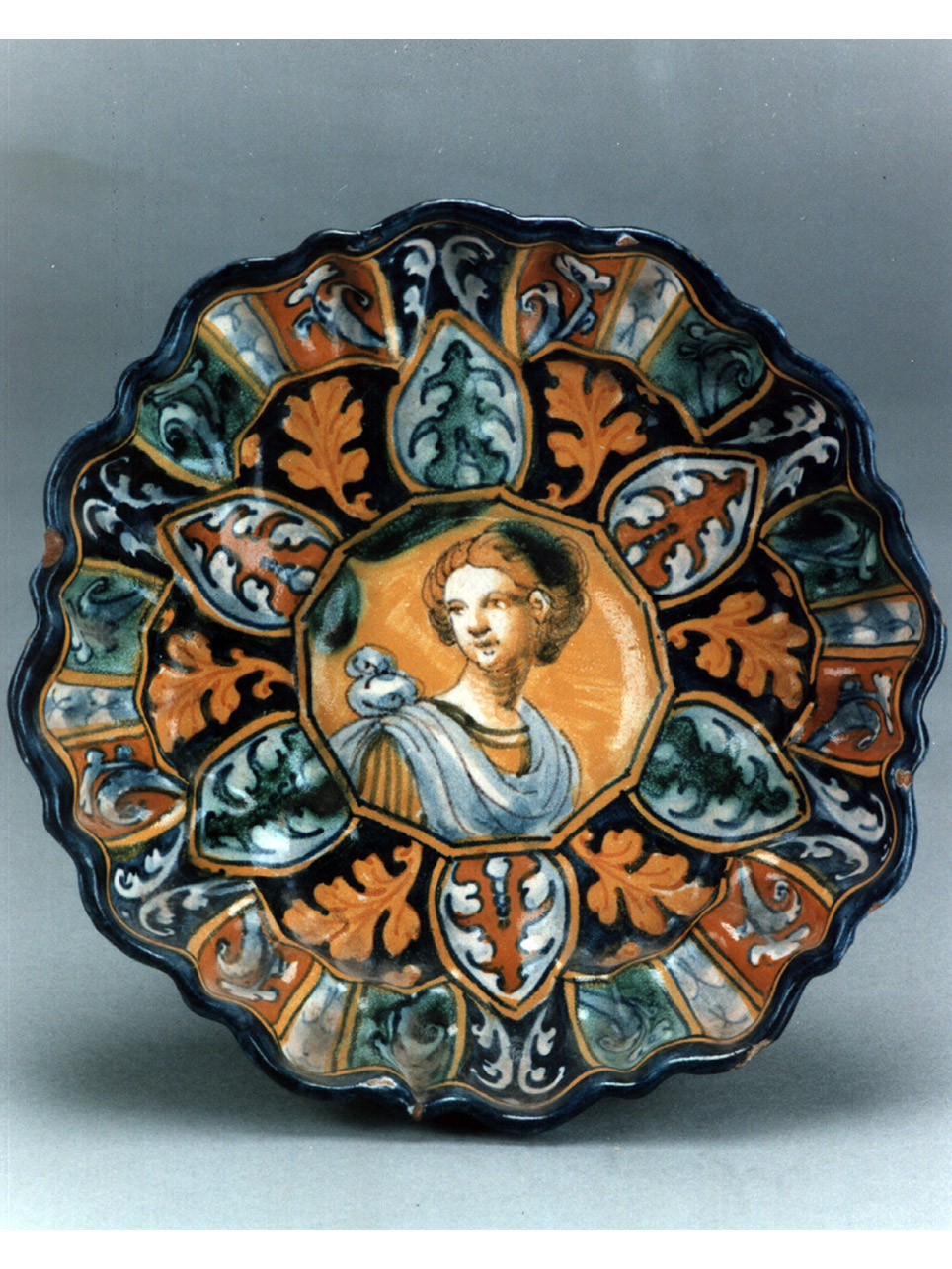 ritratto di donna (alzata) - manifattura di Faenza (sec. XVI)