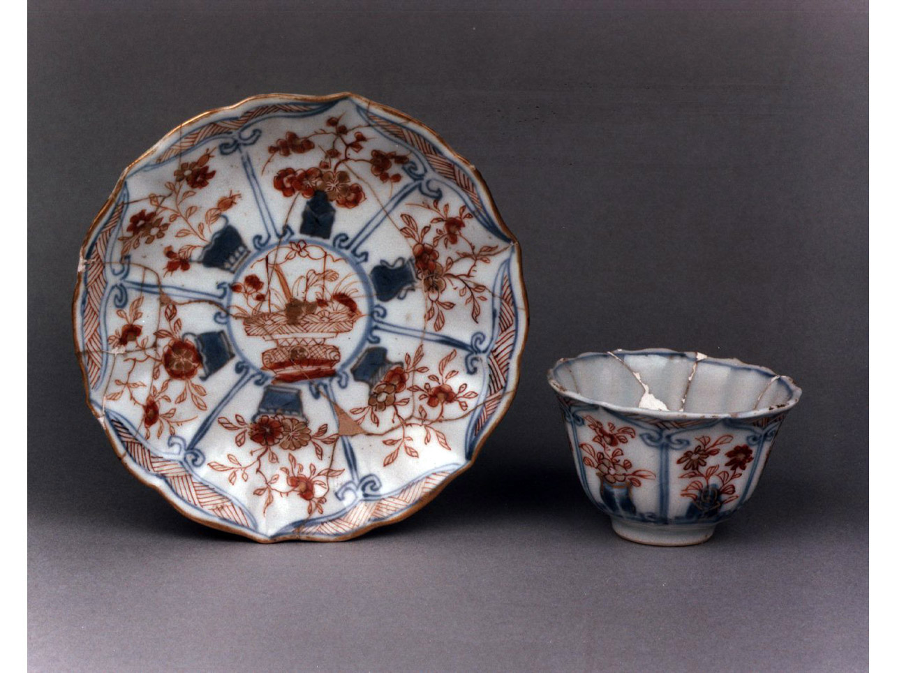 motivi decorativi floreali (piattino) - manifattura cinese (secc. XVII/ XVIII)