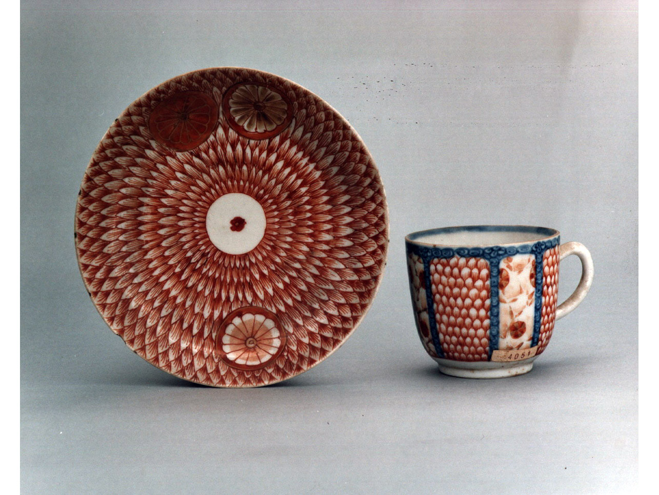 motivi decorativi floreali (piattino) - manifattura cinese (prima metà sec. XVIII)