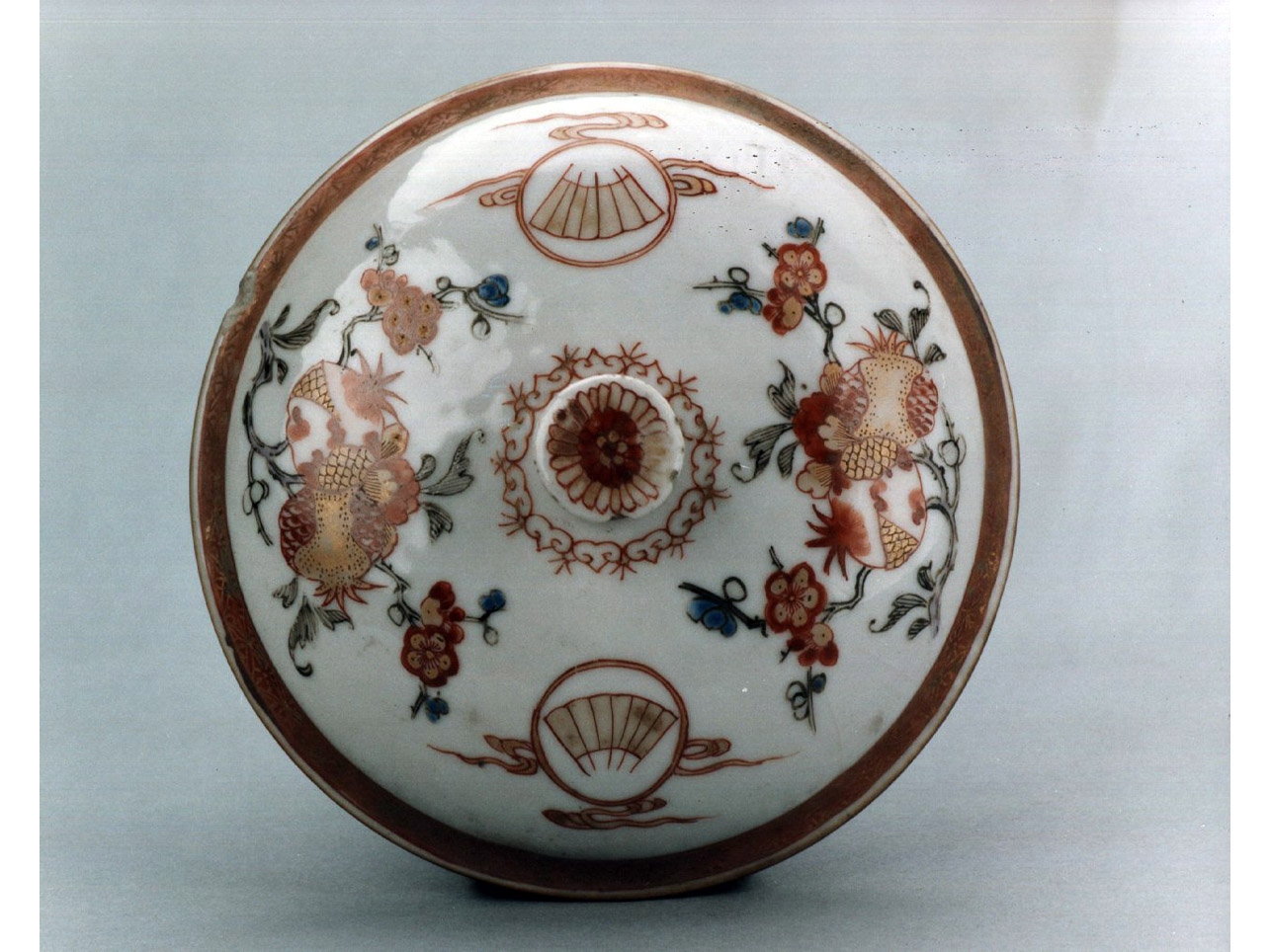 motivi decorativi floreali (coperchio) - manifattura cinese (sec. XVIII)