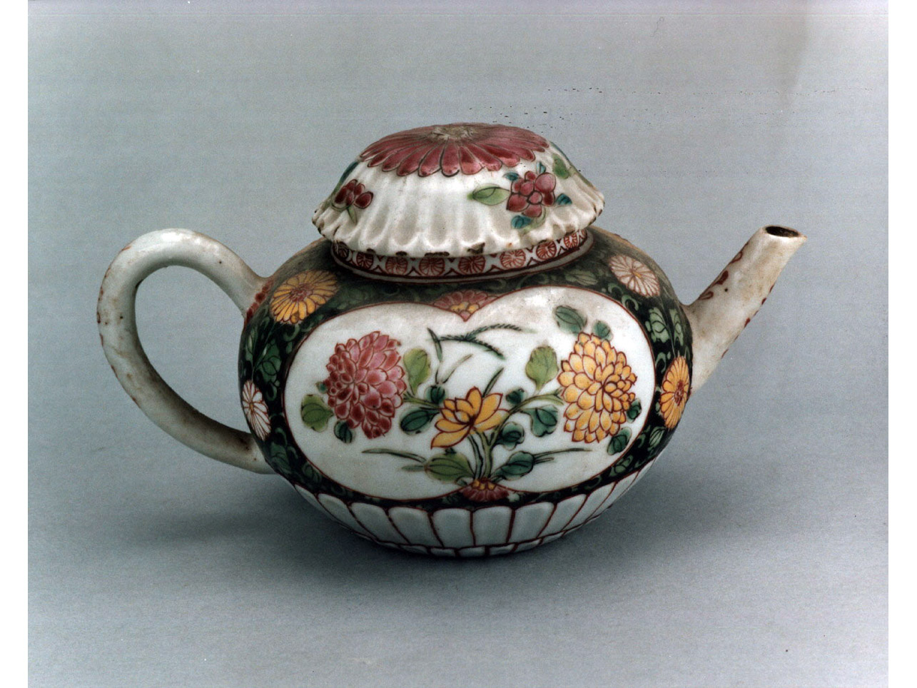 motivi decorativi floreali (teiera) - manifattura cinese (sec. XVIII)