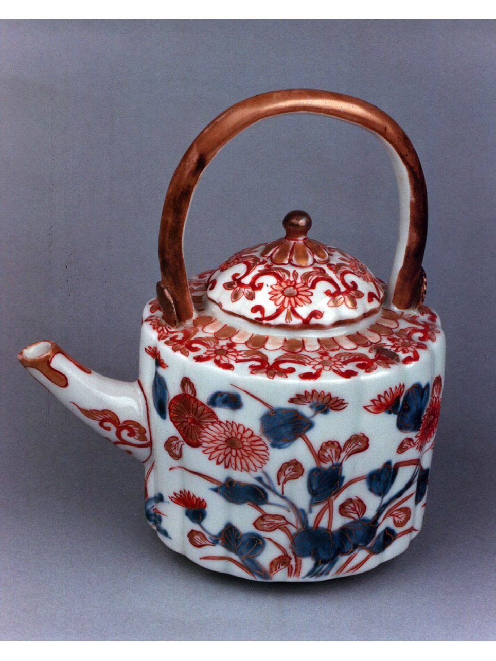 motivi decorativi floreali (teiera) - manifattura giapponese (secc. XVII/ XVIII)