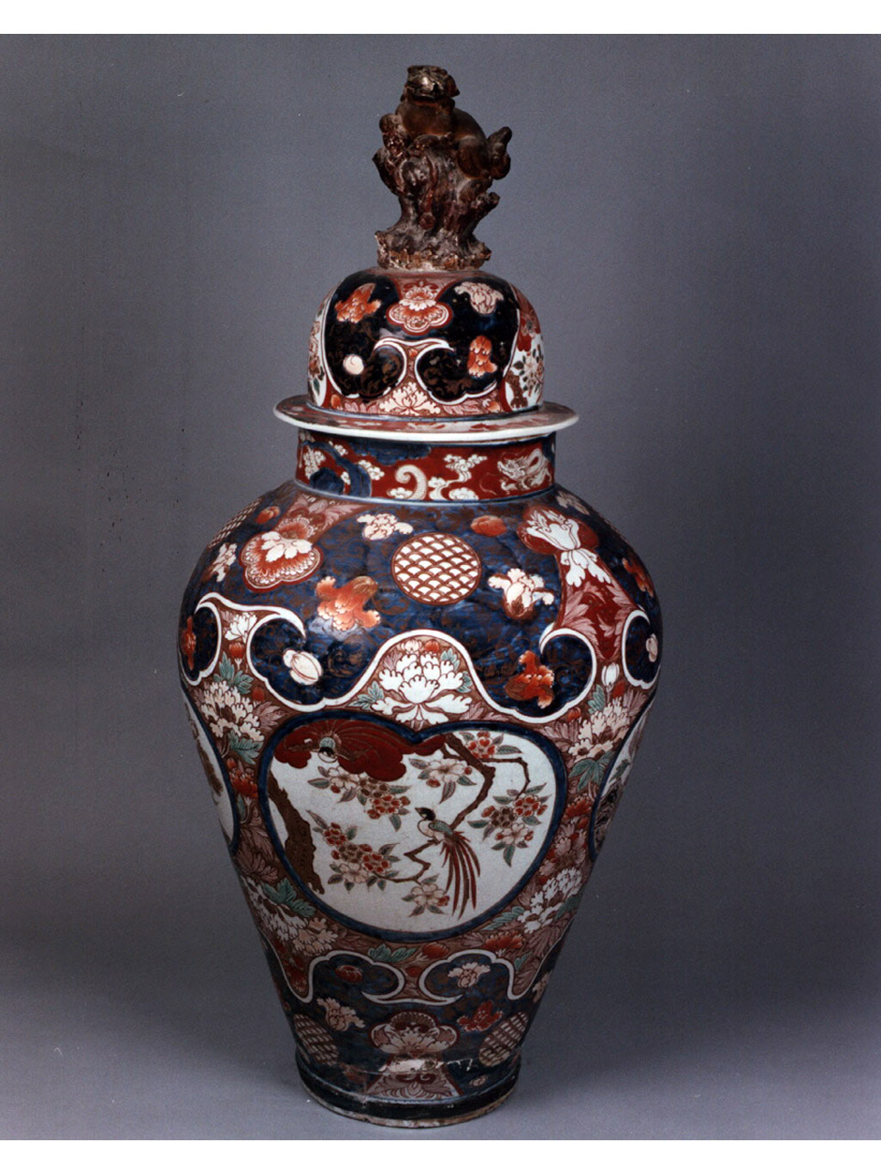 motivi decorativi vegetali e animali (vaso) - manifattura di Arita (secc. XVIII/ XIX)