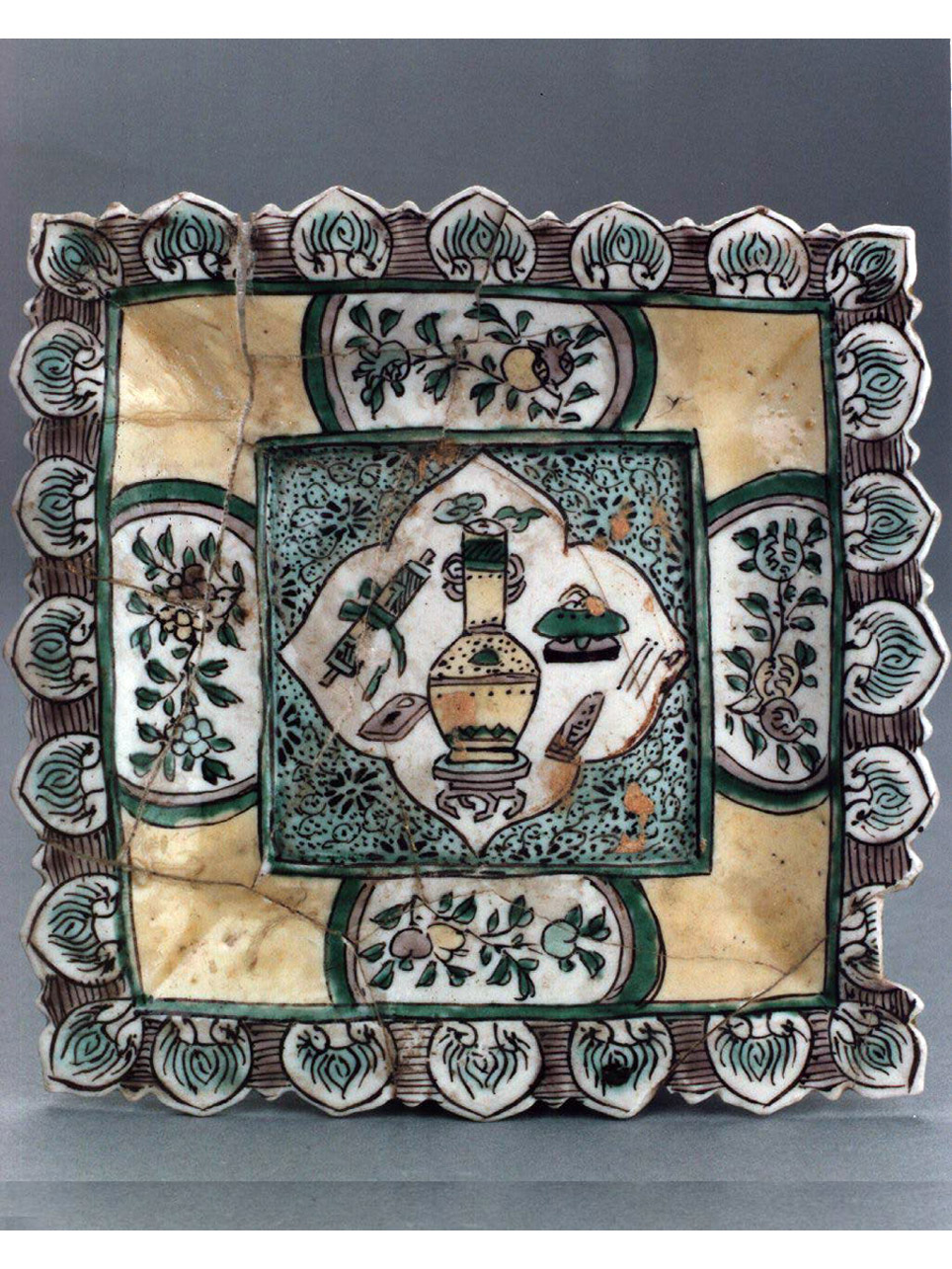 motivi decorativi floreali (piattino) - manifattura cinese (secc. XVII/ XVIII)