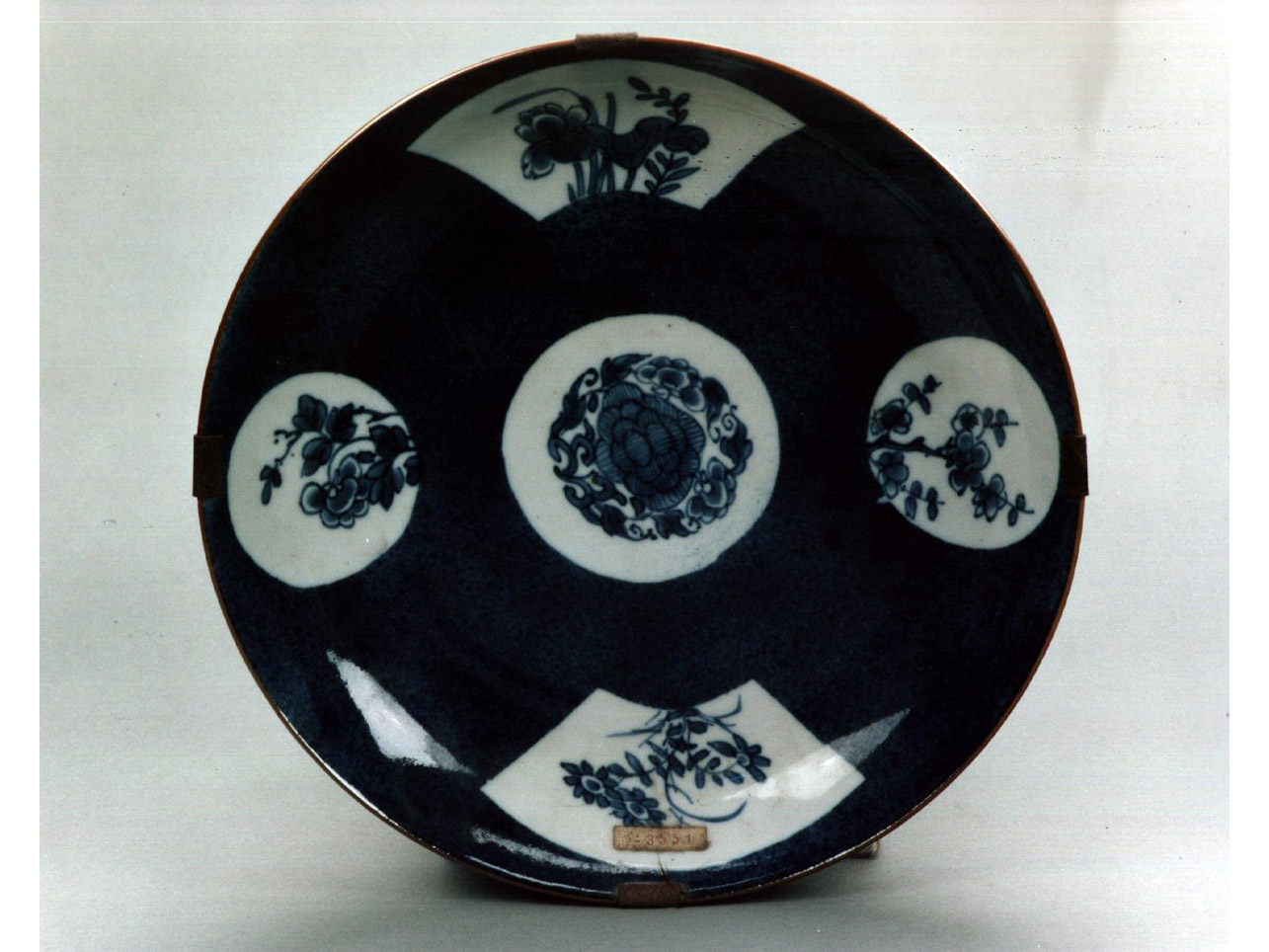 motivi decorativi floreali (piatto) - manifattura cinese (secc. XVII/ XVIII)