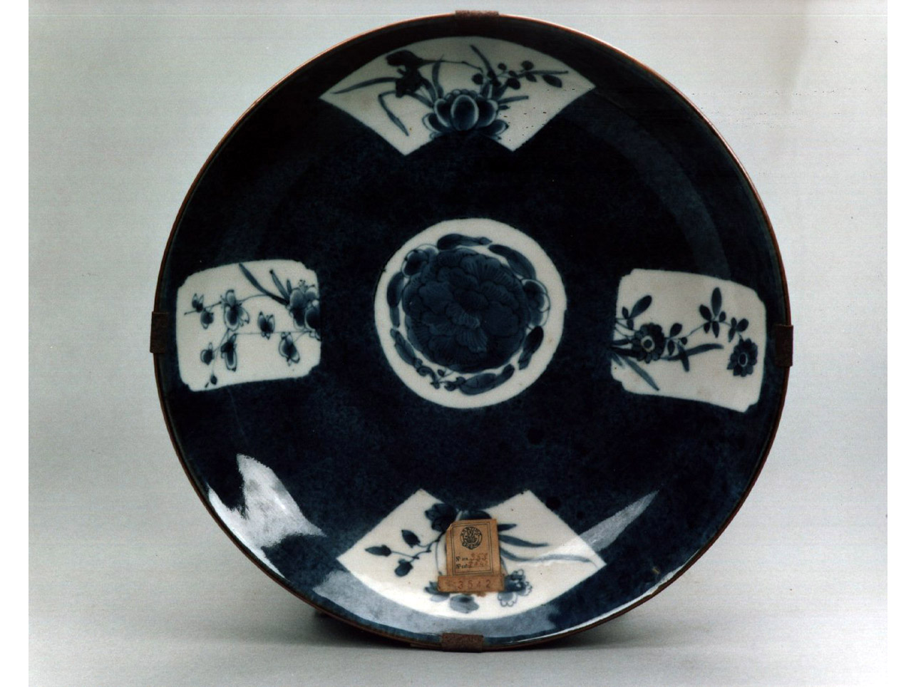 motivi decorativi floreali (piatto) - manifattura cinese (secc. XVII/ XVIII)