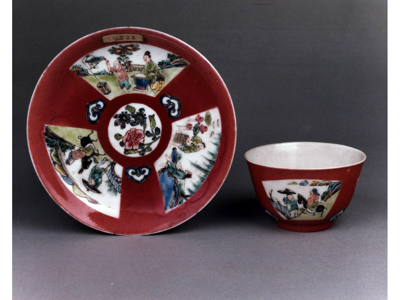 scena familiare (tazzina) - manifattura cinese (sec. XVIII)