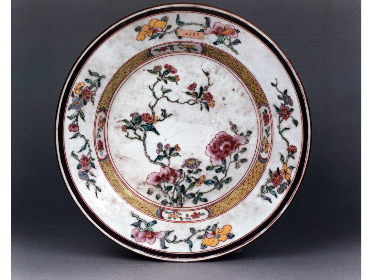 motivi decorativi floreali (piatto) - manifattura cinese (sec. XVIII)