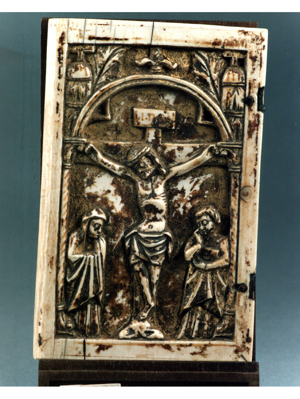 crocifissione di Cristo con la Madonna e San Giovanni Evangelista (anta di polittico) - bottega Italia settentrionale (fine/inizio secc. XIV/ XV)