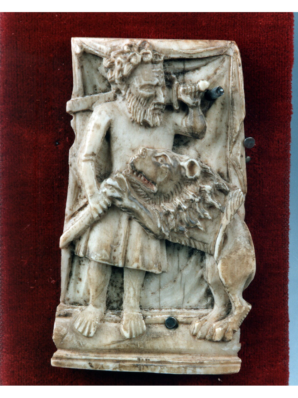 figura maschile che lotta con un leone (placchetta, frammento) - bottega Italia settentrionale (primo quarto sec. XV)