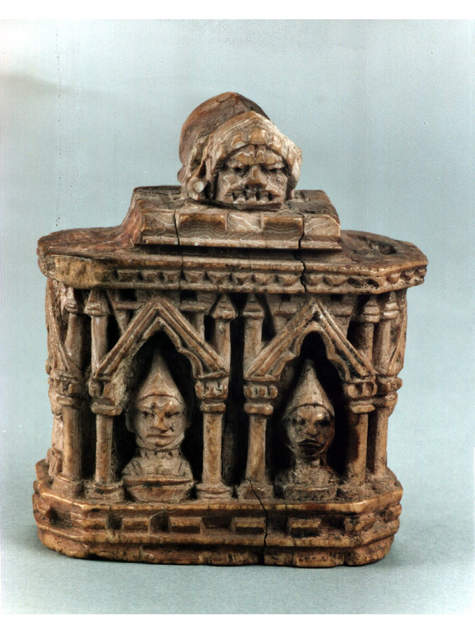 figure maschili/ motivi decorativi architettonici (soprammobile) - bottega Europa settentrionale (ultimo quarto sec. XIV)