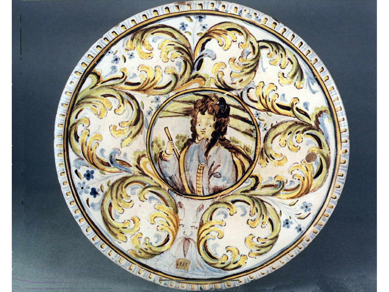 busto ritratto d'uomo/ motivi decorativi a volute (alzata) - manifattura di Castelli (sec. XVIII)