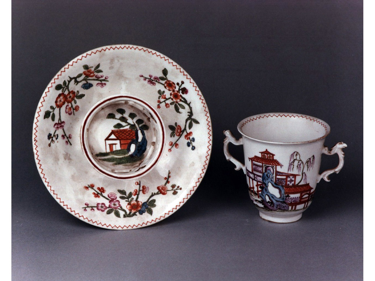 motivi decorativi architettonici/ motivi decorativi vegetali (piattino) - manifattura Du Paquier (sec. XVIII)