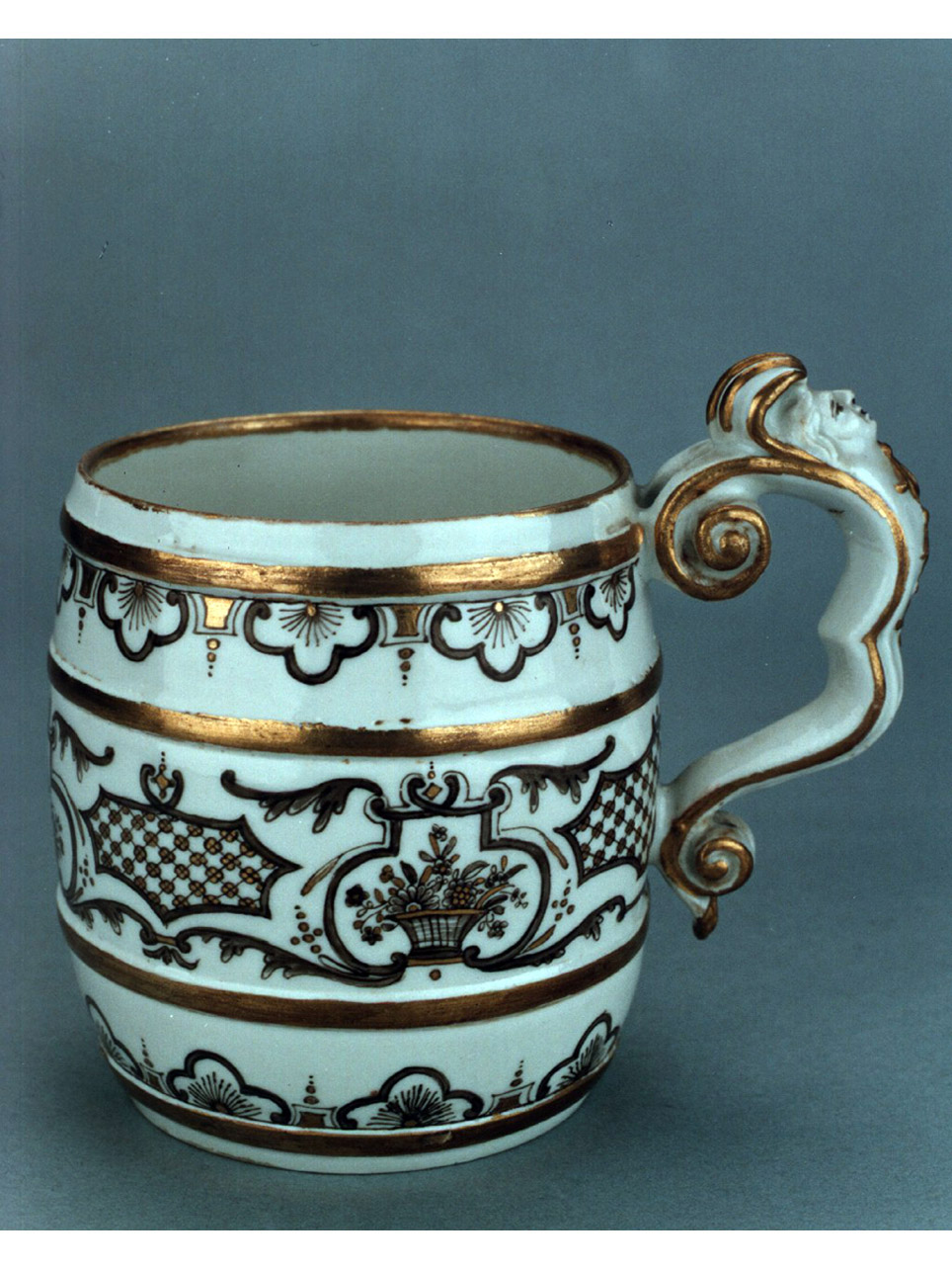 motivo decorativo a festoni/ motivi decorativi floreali (boccale, serie) - manifattura Du Paquier (sec. XVIII)