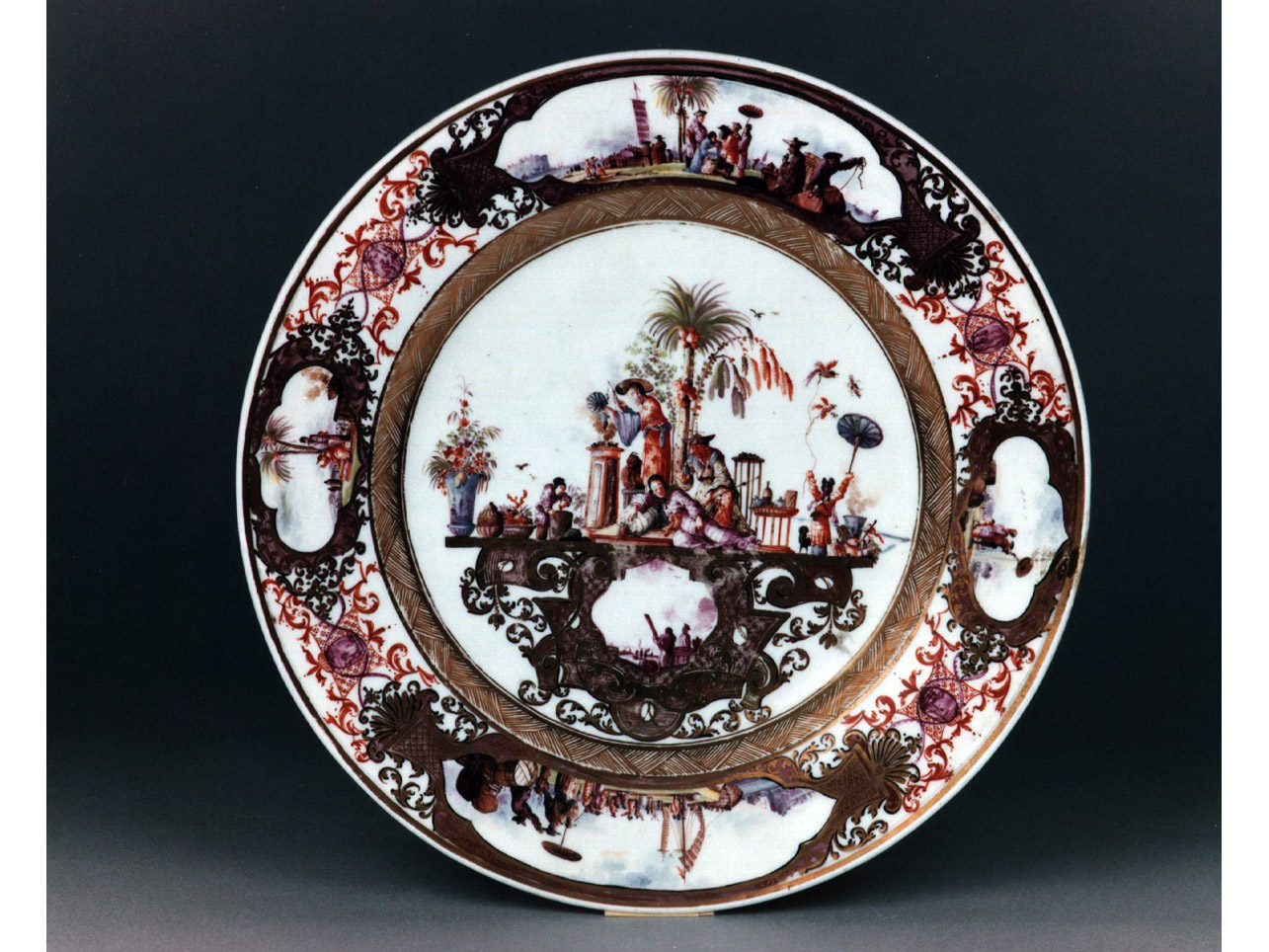 paesaggi con figure/ motivi decorativi floreali (piatto) di Hoeroldt Johann Gregorius (maniera) (sec. XVIII)