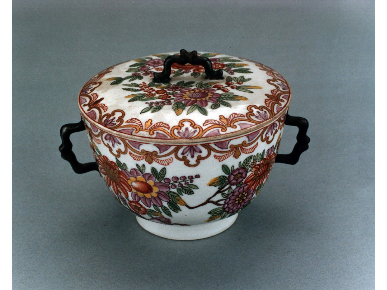 motivi decorativi floreali (zuccheriera) - manifattura Du Paquier (sec. XVIII)