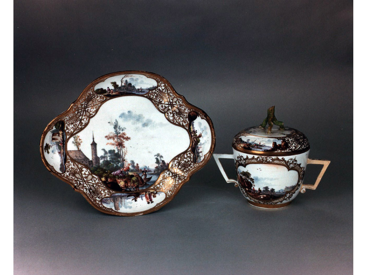 paesaggi fluviali con figure/ motivi decorativi vegetali (piatto) - manifattura di Meissen (sec. XVIII)