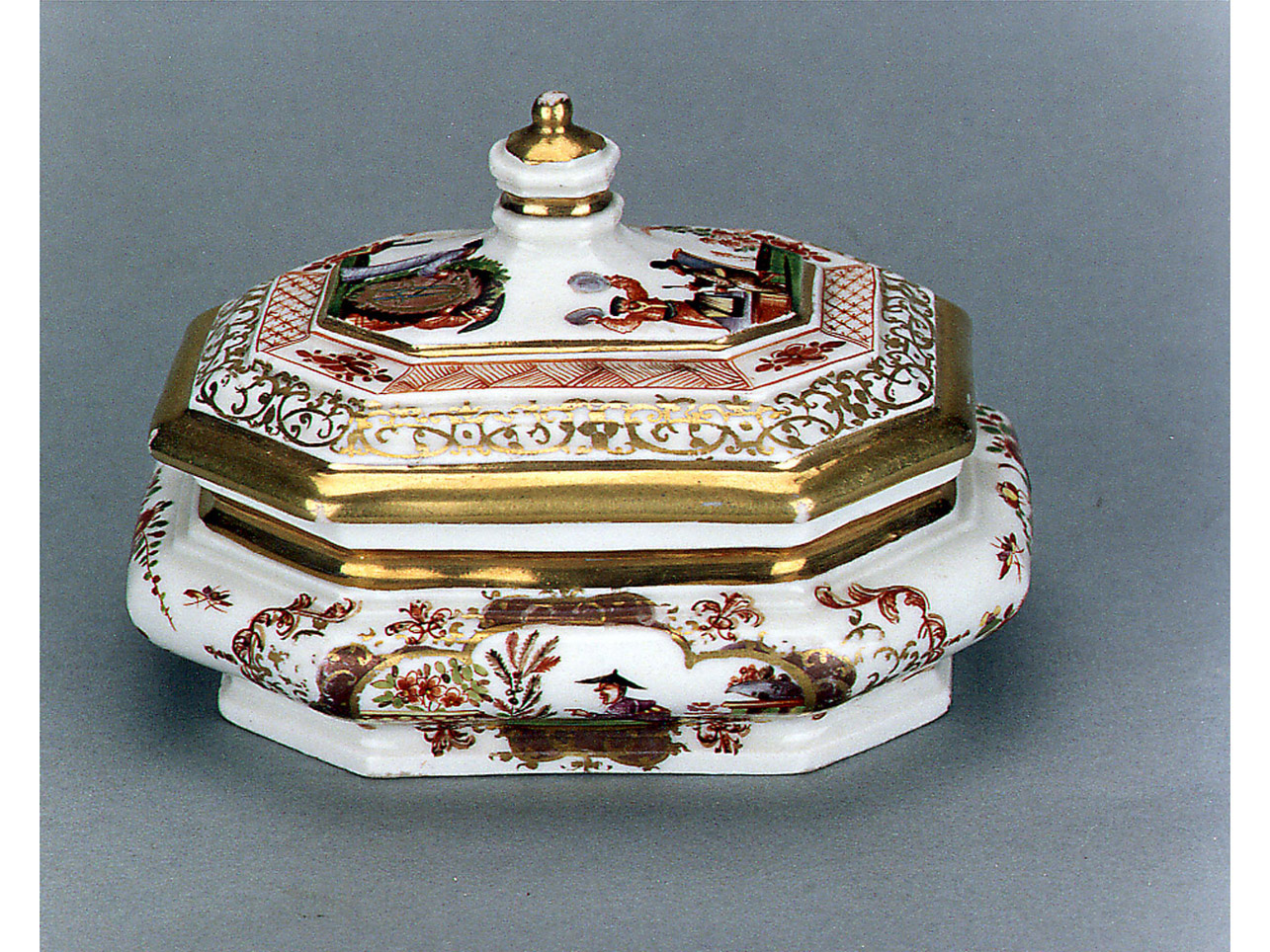 paesaggi con figure/ motivi decorativi floreali (zuccheriera) di Hoeroldt Johann Gregorius (maniera) (sec. XVIII)