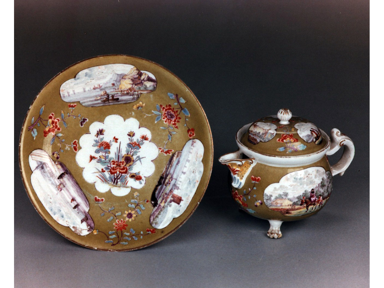 marina con nave allo scalo/ motivi decorativi floreali (piatto) di Herold Christian Friedrich (maniera) (sec. XVIII)